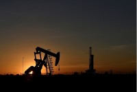 Giá xăng dầu hôm nay 16/12: Tăng hơn 1 USD/thùng; doanh nghiệp xăng dầu 'kêu trời' vì lỗ đậm