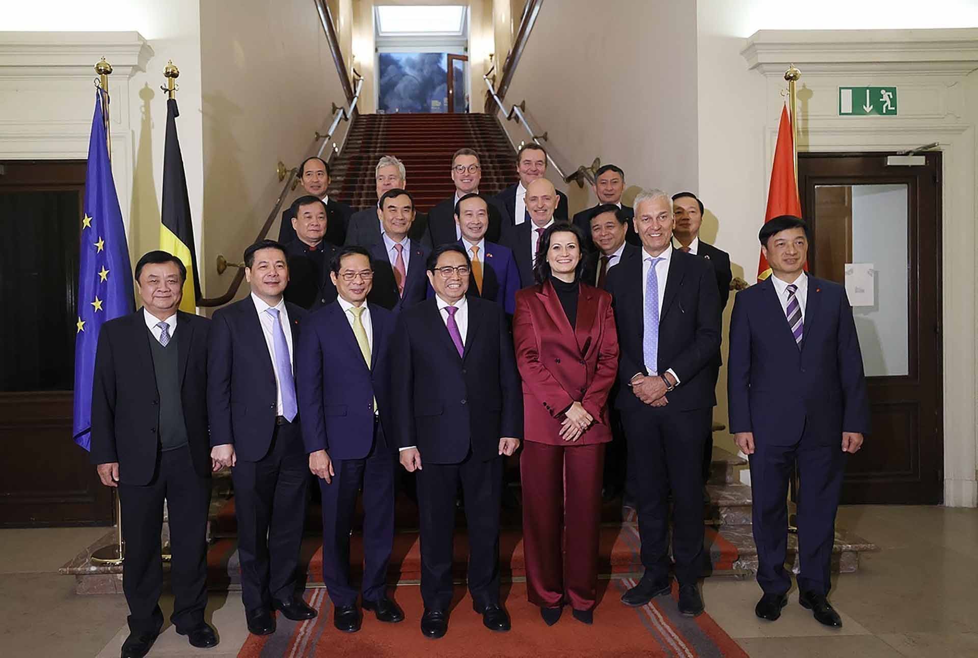 Thủ tướng Phạm Minh Chính và Chủ tịch Thượng viện Vương quốc Bỉ Stephanie D’hose cùng thành viên đoàn hai nước. (Nguồn: TTXVN)