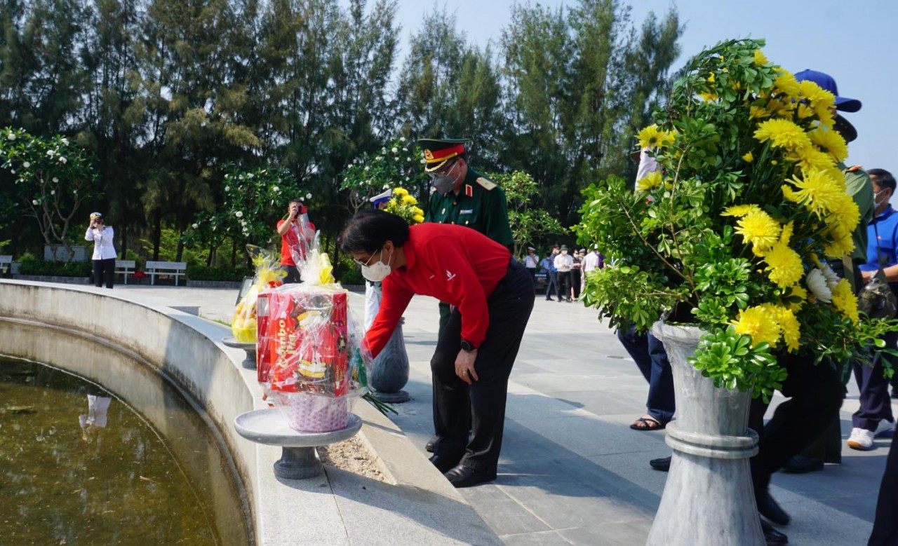 Đồng chí Nguyễn Hùng Dũng- Anh hùng lao động, Thành viên HĐTV Tập đoàn dâng hương tưởng niệm các chiến sĩ Gạc Ma