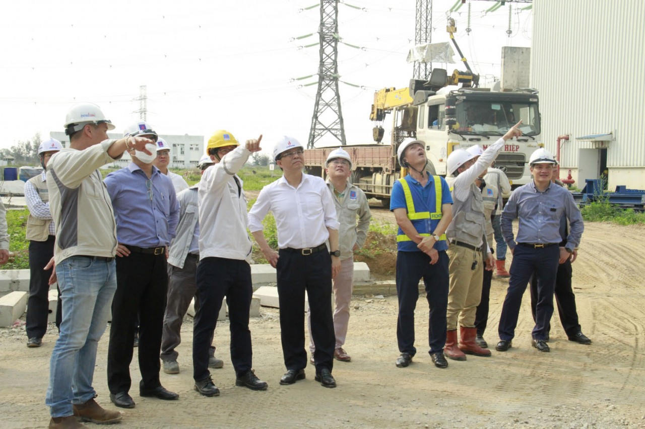 Đoàn công tác Tập đoàn kiểm tra tiến độ hạng mục băng tải than dự án NMNĐ Thái Bình 2. (Nguồn: PetroVietnam)