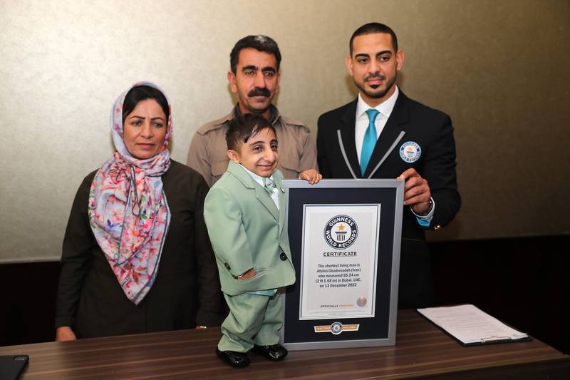 Người đàn ông Iran thấp nhất thế giới với chiều cao 65,24 cm, xác lập Kỷ lục Guinness
