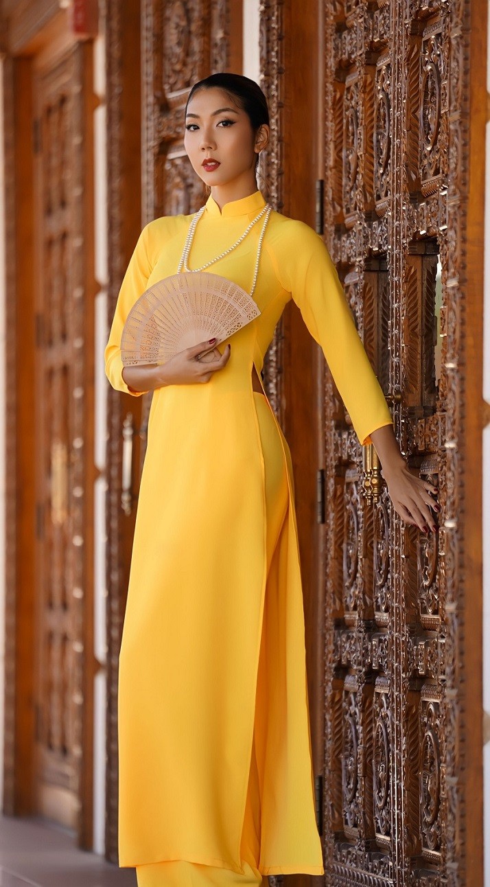 Ở Mỹ, Ngọc Quyên gợi ý những kiểu áo dài đơn sắc vãn cảnh chùa dịp Tết 2023
