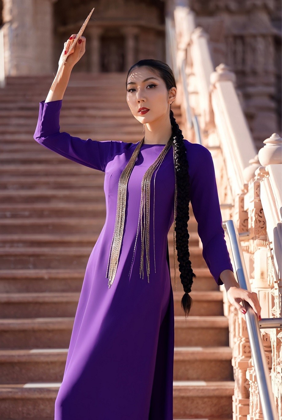 Ở Mỹ, Ngọc Quyên gợi ý những kiểu áo dài đơn sắc vãn cảnh chùa dịp Tết 2023