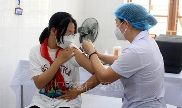 A girl is vaccinated against COVID-19. (Photo: VNA)