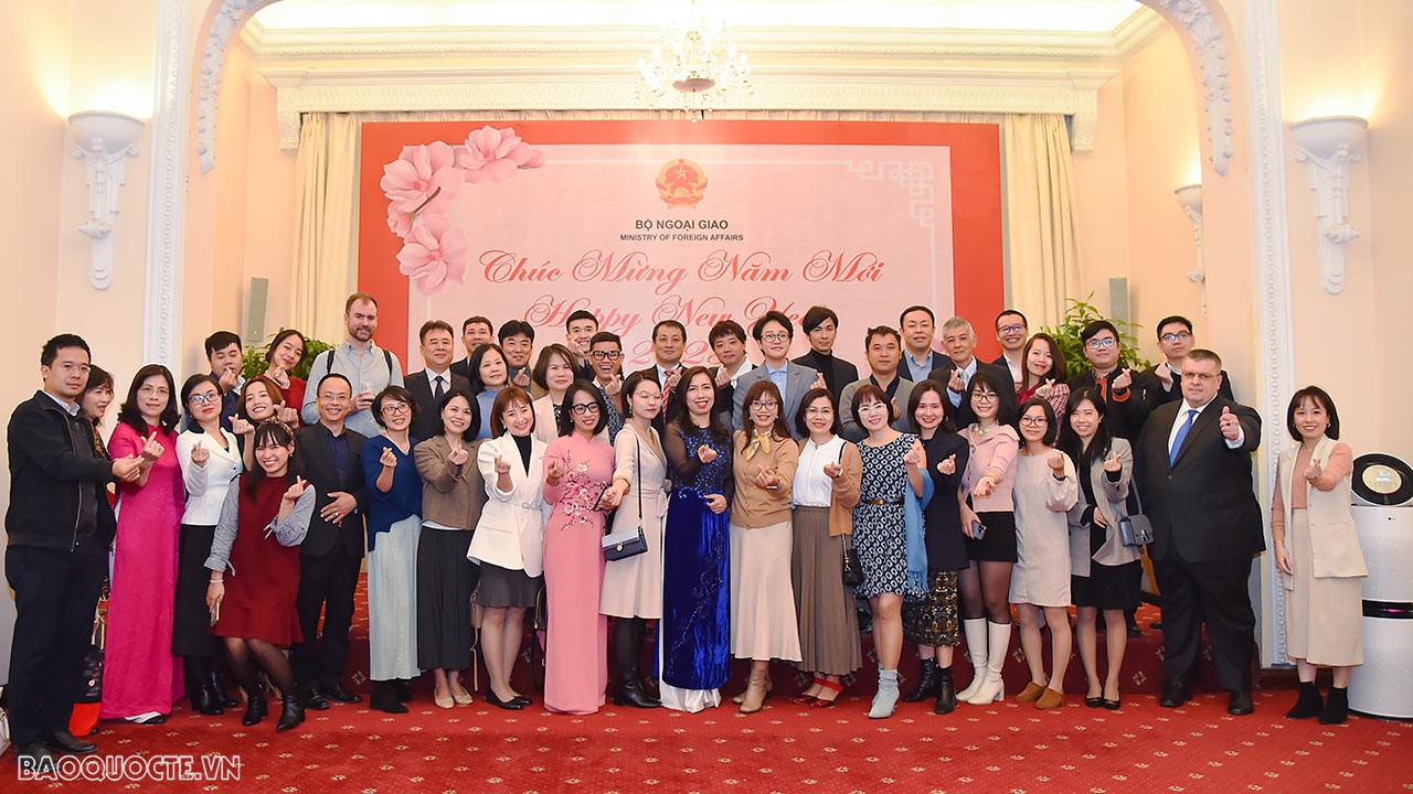 Thứ trưởng Ngoại giao Lê Thị Thu Hằng gặp gỡ báo chí nước ngoài nhân dịp năm mới 2023