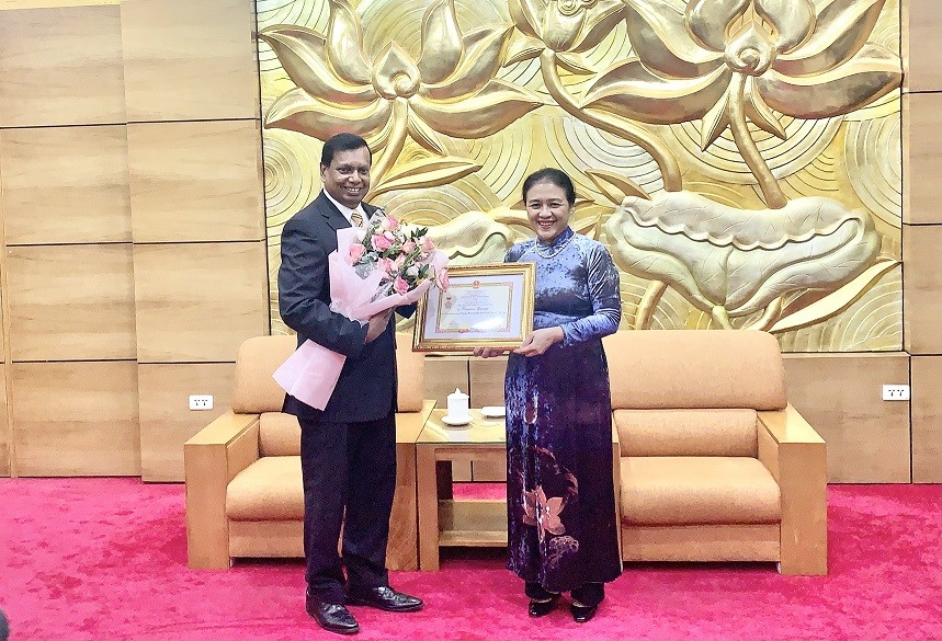 Trao kỷ niệm chương 'Vì hòa bình, hữu nghị giữa các dân tộc' tặng Đại sứ Sri Lanka tại Việt Nam