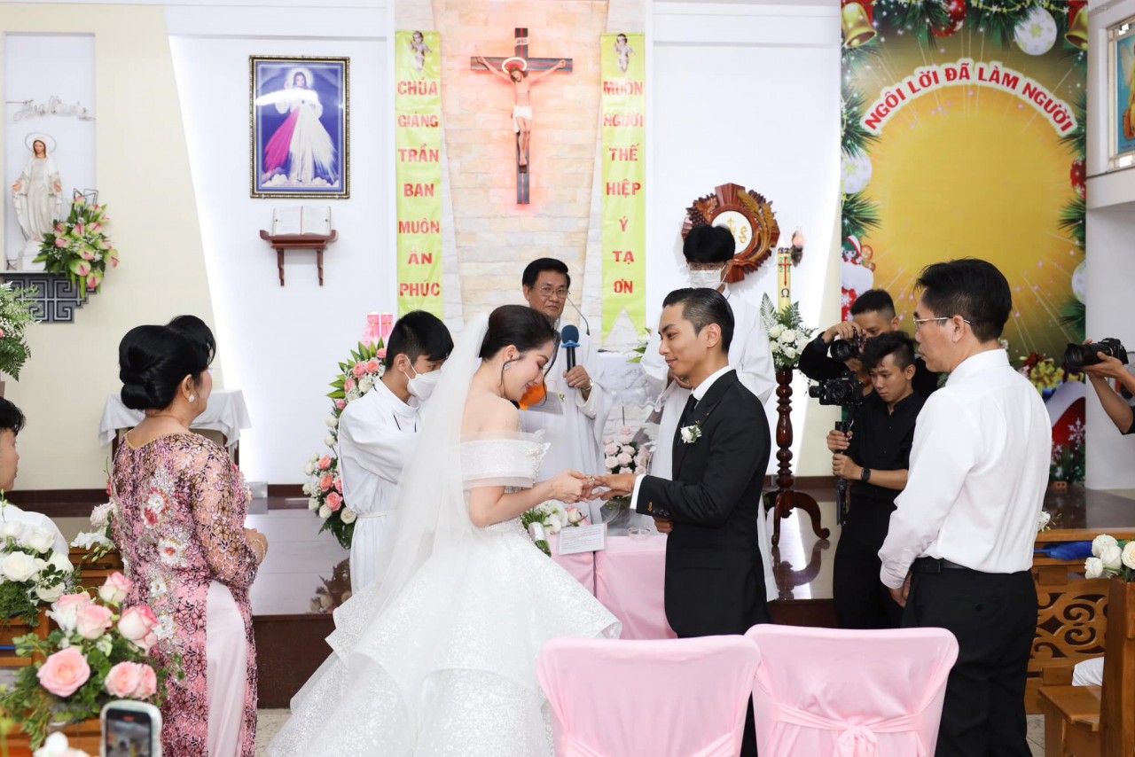 Cô dâu Khánh Thi rạng rỡ trong hôn lễ tại nhà thờ