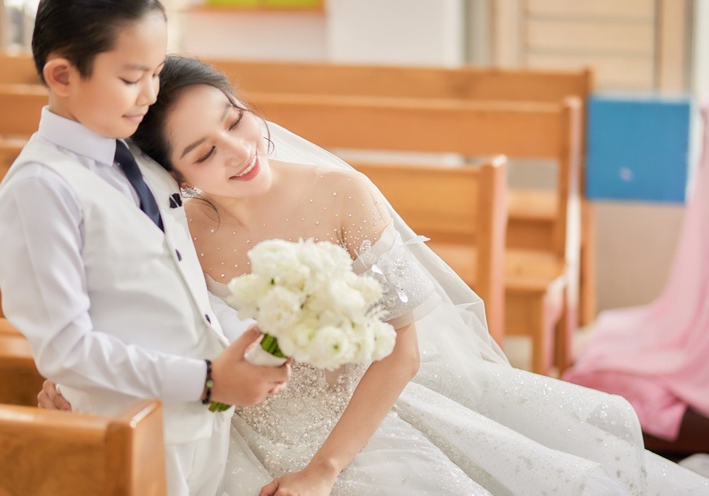 Cô dâu Khánh Thi rạng rỡ trong hôn lễ tại nhà thờ