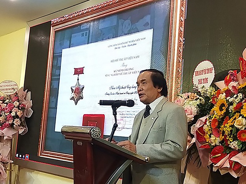 ThS. Họa sĩ Bùi Quang Hải, Chủ nhiệm khoa Mỹ thuật ứng dụng đọc diễn văn chào mừng 10 năm thành lập khoa