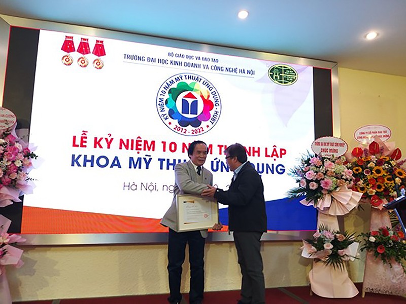 Khoa Mỹ thuật ứng dụng được trao tặng Kỷ niệm chương Vì sự nghiệp Mỹ thuật Việt Nam của Hội Mỹ thuật Việt Nam