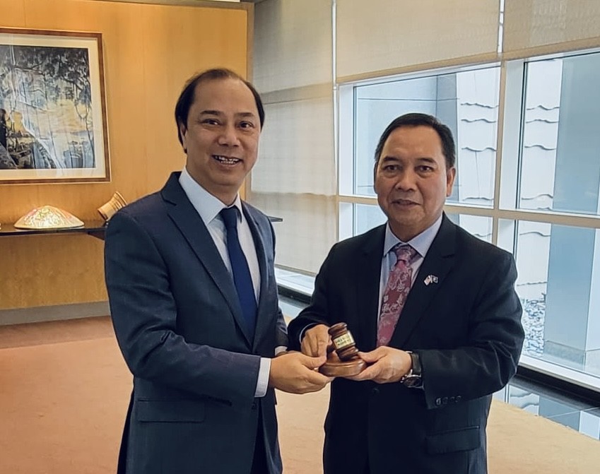 Đại sứ Nguyễn Quốc Dũng bàn giao chức Chủ tịch ACW cho Đại sứ Brunei tại Mỹ.