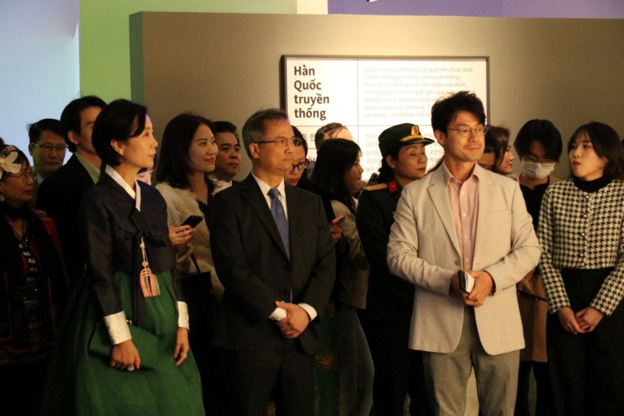 Đại sứ Hàn Quốc tại Việt Nam Oh Young Ju tham quan trưng bày..