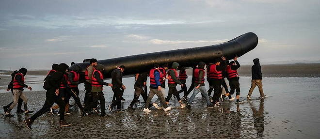 Eo biển Manche, một trong những tuyến vận tải đường biển tấp nập nhất thế giới, ghi nhận kỷ lục hơn 40.000 người di cư tìm cách vượt eo biển từ Pháp sang Anh trên những chiếc thuyền mỏng manh. (Nguồn: AFP)