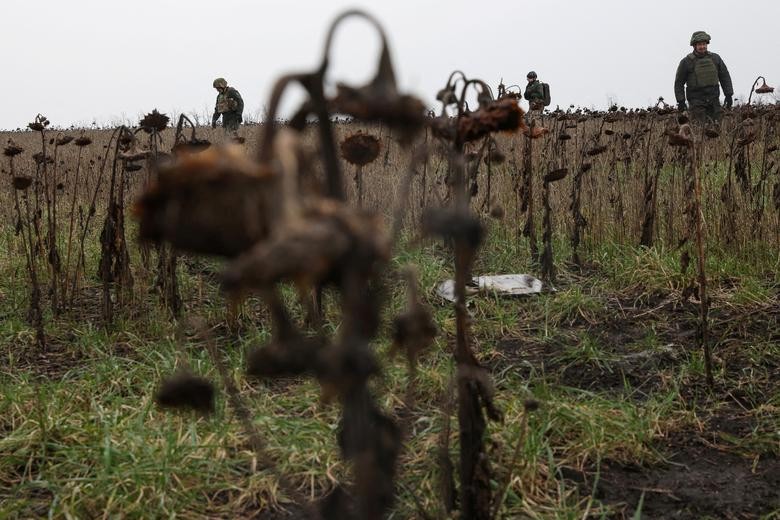 Các thành viên của Tiểu đoàn Dnipro 1, thuộc lực lượng vệ binh quốc gia Ukraine rà phá bom mìn trên một cánh đồng hoa hướng dương ở phía Bắc vùng Donetsk, trong bối cảnh chiến dịch quân sư của Nga tại Ukraine vẫn tiếp diễn. (Nguồn: Reuters)