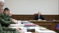 Ảnh ấn tượng tuần (12-18/12): Tổng thống Nga Putin bàn tương lai chiến dịch ở Ukraine, Đức nói về ‘ngày tốt lành’, du khách Việt mặc Hanbok ở Hàn Quốc