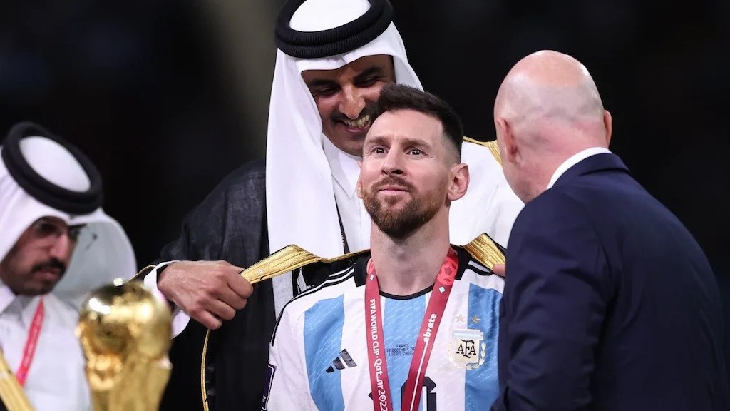 Lionel Messi nhận món quà đặc biệt từ Quốc vương Qatar