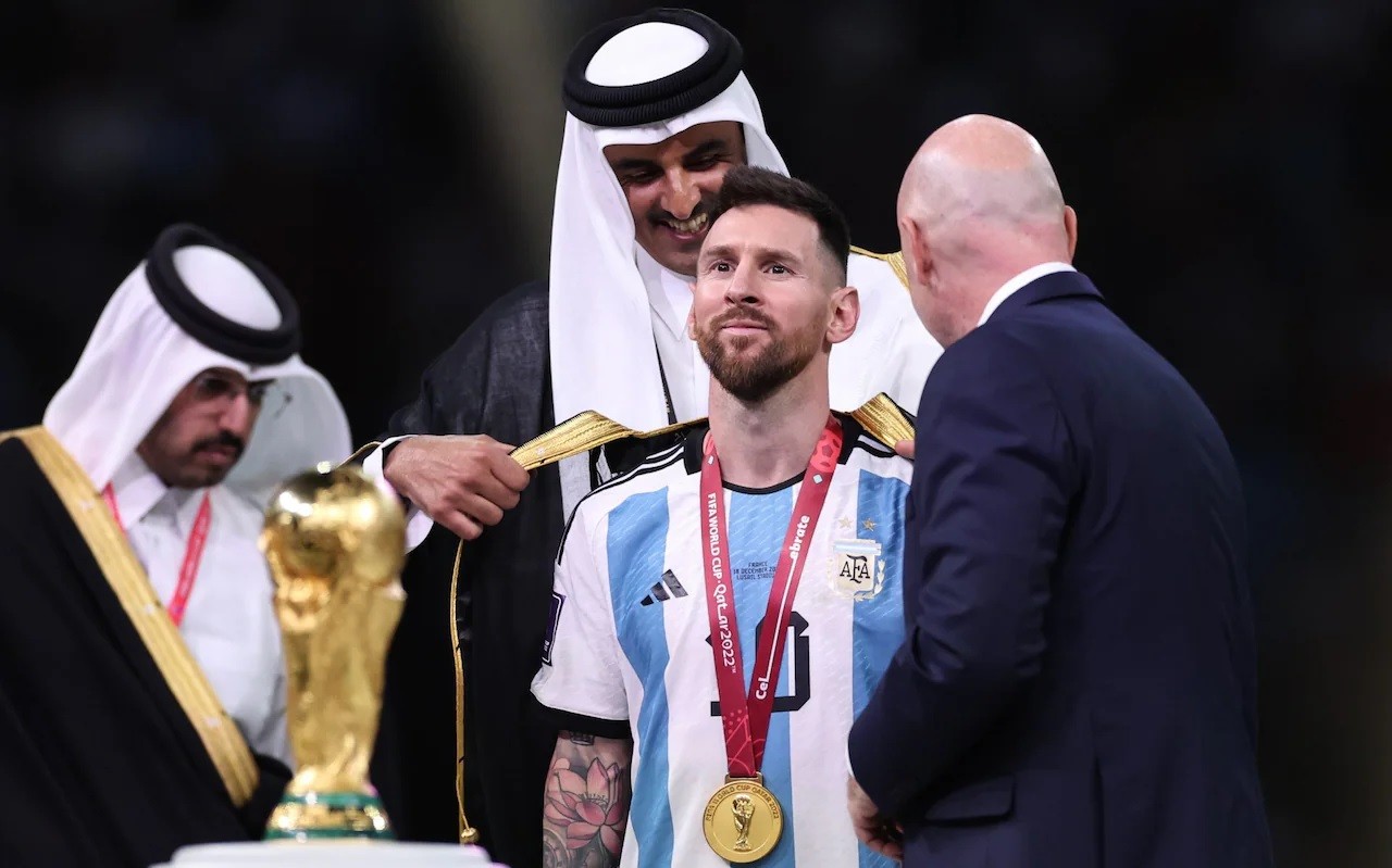 Lionel Messi nhận món quà đặc biệt từ Quốc vương Qatar