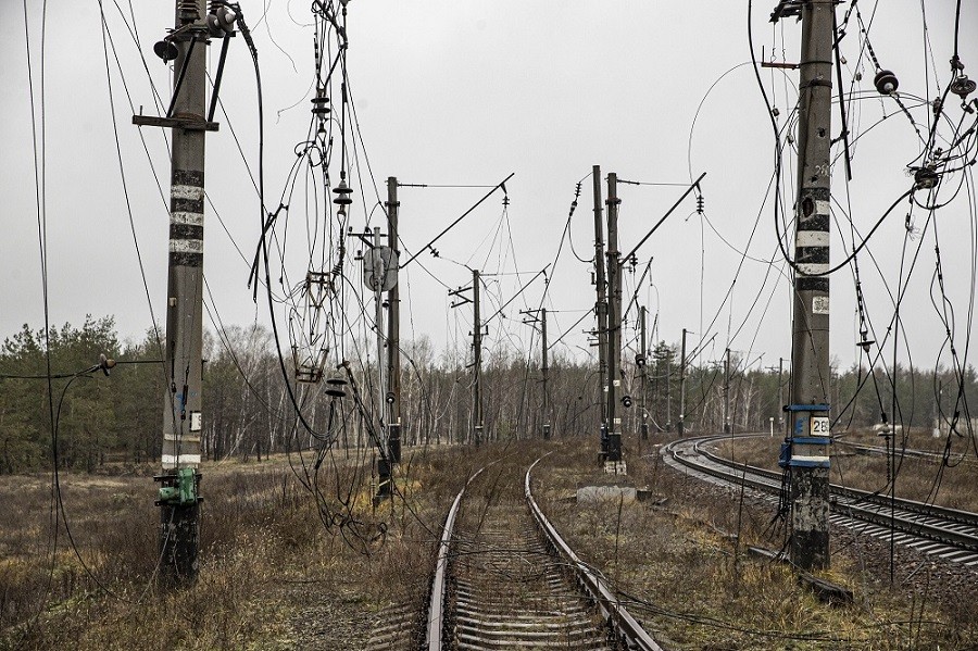 (12.19) Các đường dây điện bị hư hỏng ở Lyman, Ukraine ngày 27/11. (Nguồn: AFP/Getty Images)