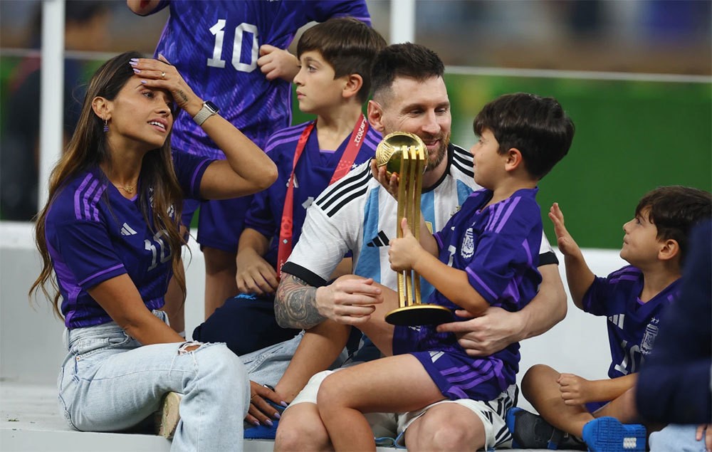 Sau khi nhận HC vàng và Cup vàng World Cup, Messi cùng các đồng đội tận hưởng niềm vui chiến thắng trên sân cùng gia đình. Bà xã Antonela cùng các nhóc Thiago, Mateo và Ciro xuống sân Lusail, quây quần bên anh.