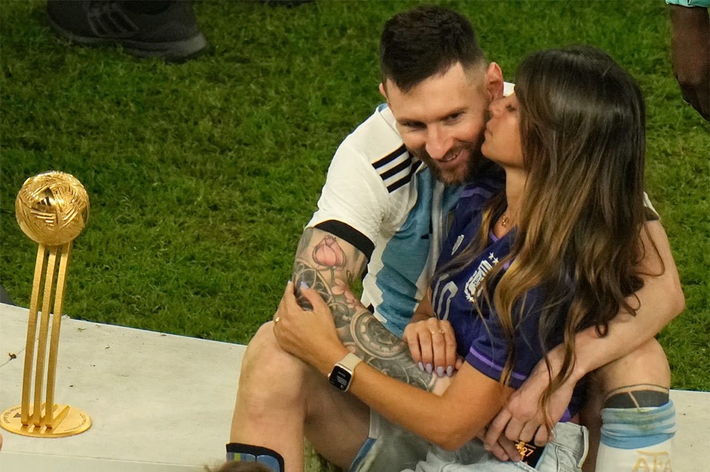 Khoảnh khắc tình tứ của vợ chồng siêu sao Argentina. Messi và Antonela có chuyện tình như cổ tích, quen biết nhau từ những ngày còn là cô cậu nhóc, gắn bó gần 20 năm qua.