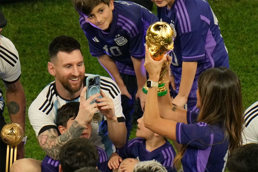 Lionel Messi chia sẻ niềm vui vô địch World Cup 2022 cùng đại gia đình