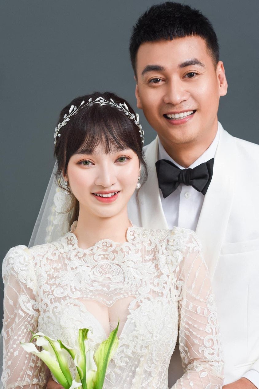 Ngọc Thuận phim 'Trai nhảy' bật khóc trong đám cưới với bà xã kém 17 tuổi