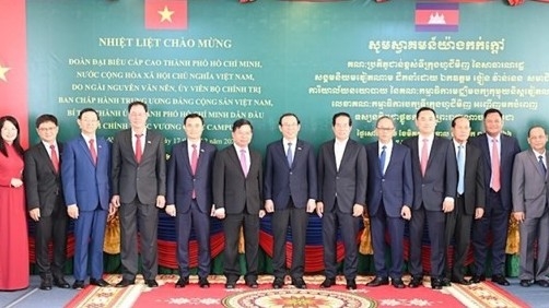 Secretary of the Ho Chi Minh City Party Committee Nguyen Van Nen visits Cambodia