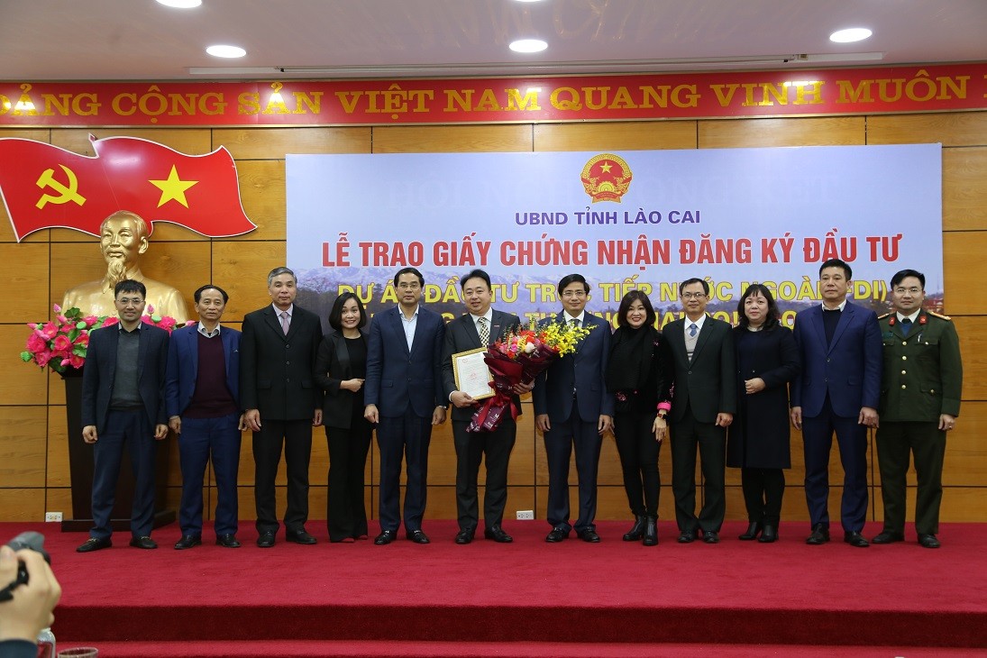 Chủ tịch UBND tỉnh Lào Cai trao giấy chứng nhận đầu tư cho các nhà đầu tư vào địa bàn tỉnh Lào Cai.