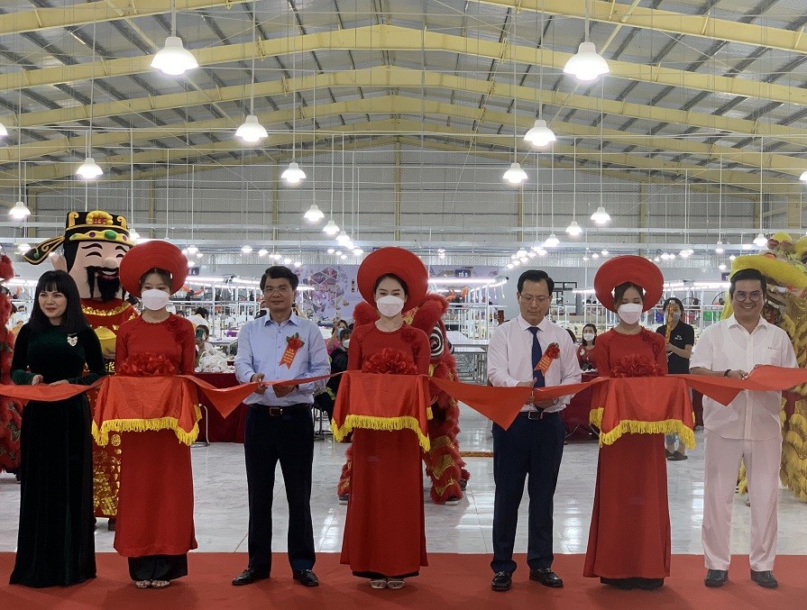 Bí thư Tỉnh ủy Đặng Xuân Phong, Phó Chủ tịch Thường trực UBND tỉnh cắt băng khánh thành nhà sản xuất hàng may thêu xuất khẩu số 3 tại Lào Cai.