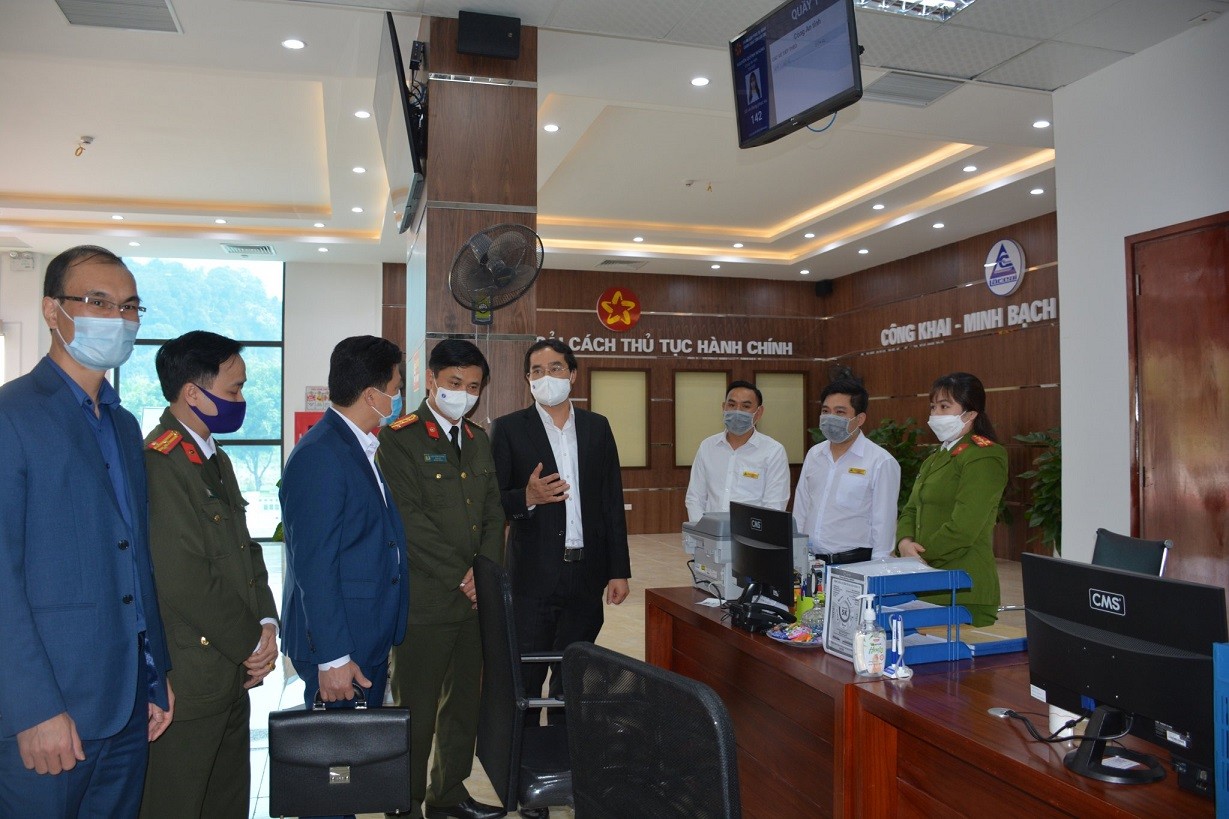 Chủ tịch UBND tỉnh Lào Cai Trịnh Xuân Trường thăm và chỉ đạo hoạt động của Trung tâm phục vụ hành chính công tỉnh Lào Cai.