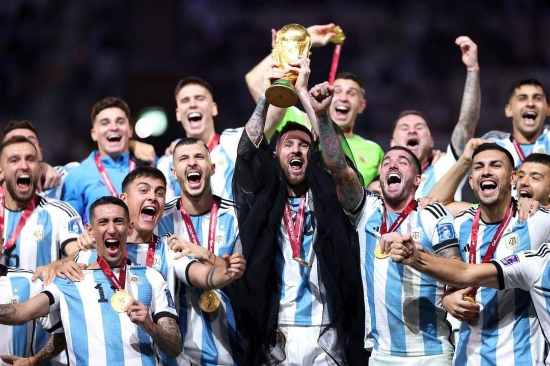 Với chiến tích đưa Argentina trở thành vô địch World Cup 2022, Messi đã ghi dấu ấn lớn trong lịch sử bóng đá. Hãy dành ít phút để xem hình ảnh anh ấy cùng những sao Việt ăn mừng chiến thắng đầy cảm xúc!
