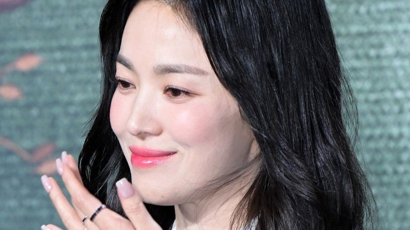 Dự ra mắt phim, Song Hye Kyo nhỏ nhắn, trẻ tựa nữ sinh