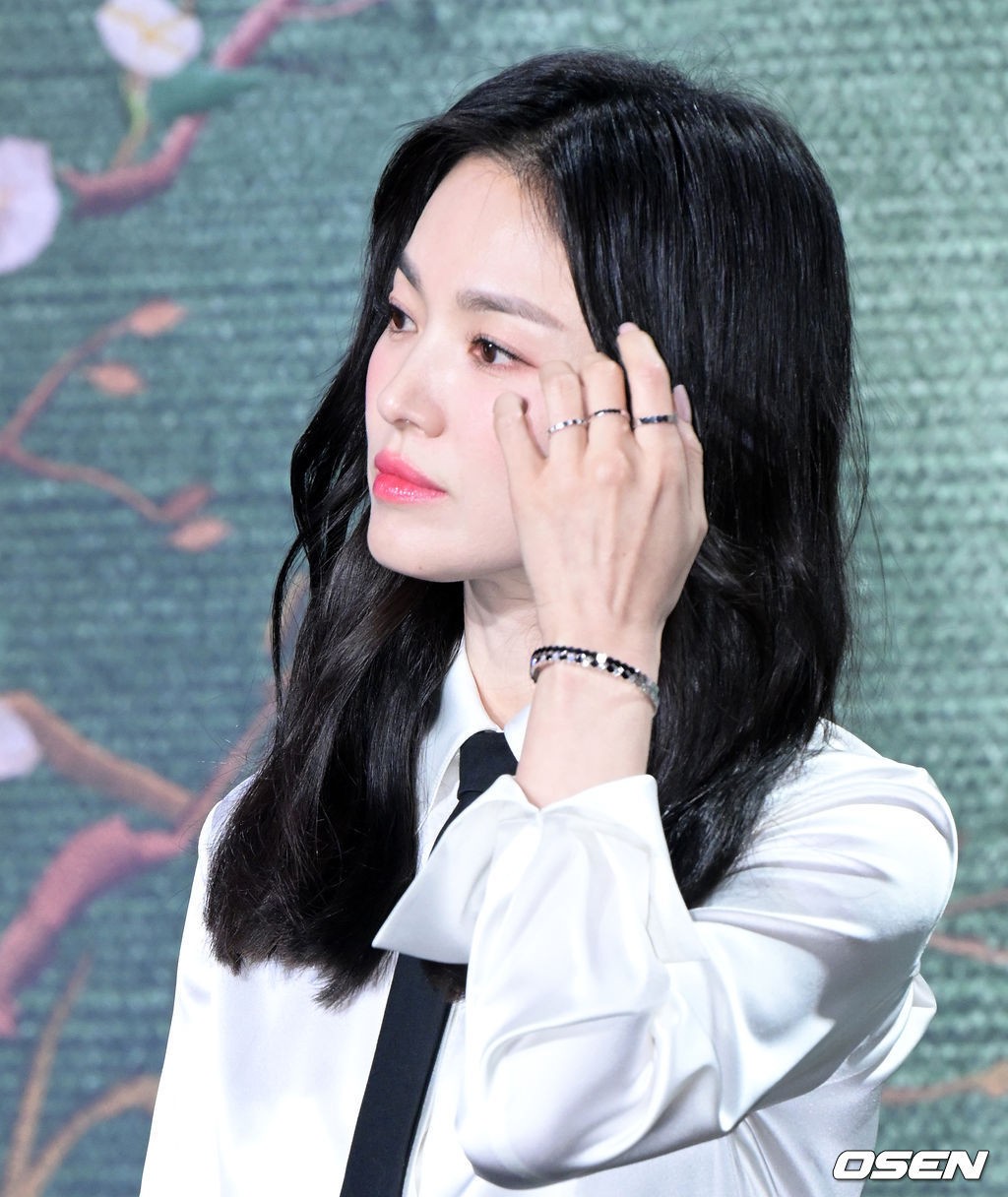 Song Hye Kyo dự họp báo phim do Netflix sản xuất, 'The Glory', được tổ chức tại JW Marriott Dongdaemun Square Seoul Hotel ở Seoul. Diễn viên mặc sơ mi trắng kèm cà vạt, chân váy tối màu.