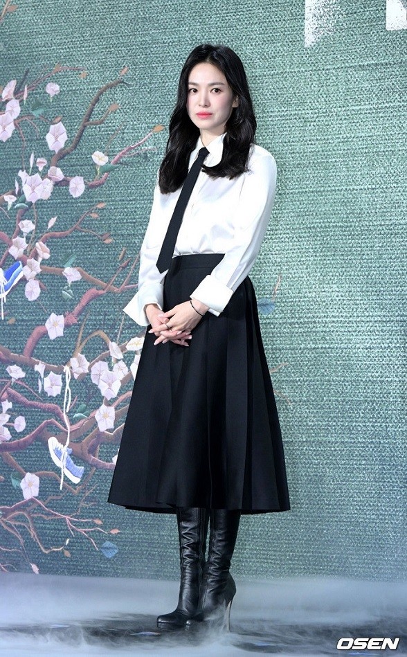 Dự ra mắt phim, Song Hye Kyo nhỏ nhắn, trẻ tựa nữ sinh