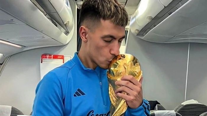 World Cup 2022: Messi và đồng đội tuyển Argentina đăng ảnh chụp cùng cúp vàng trên chuyến bay về quê nhà