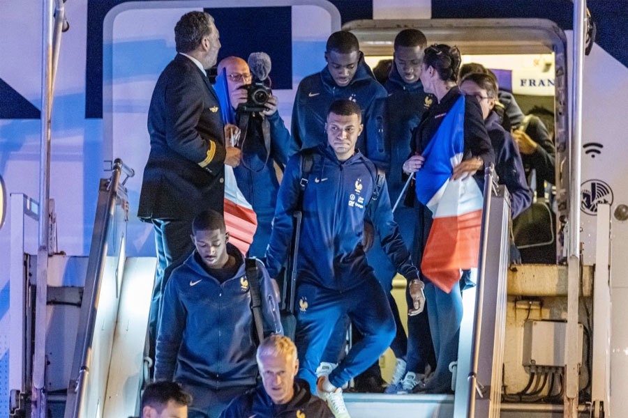 World Cup 2022: Hình ảnh xúc động về các cầu thủ đội tuyển Pháp được chào đón trong biển người hâm mộ