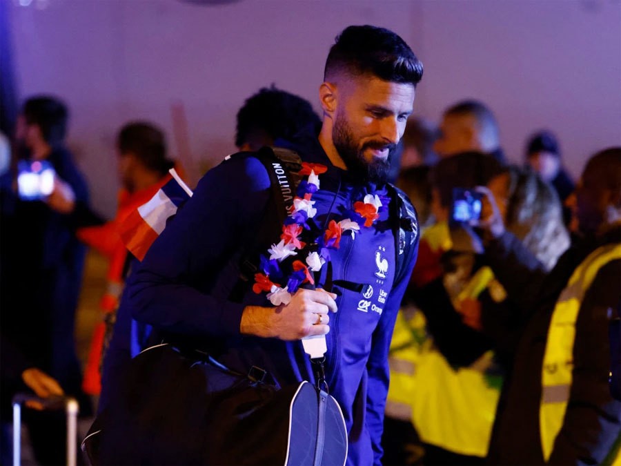 World Cup 2022: Hình ảnh xúc động về các cầu thủ đội tuyển Pháp được chào đón trong biển người hâm mộ