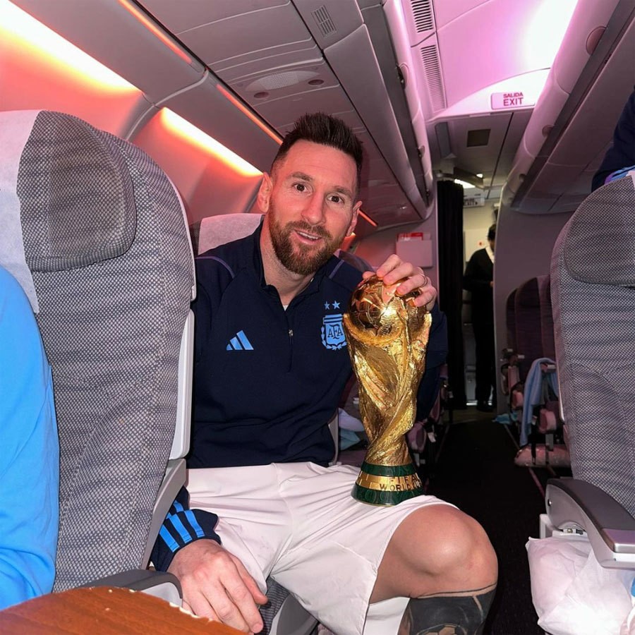 Trên trang cá nhân tối 19/12, Messi đăng ảnh đặt Cup vàng trên đùi khi ngồi trên máy bay, một ngày sau chiến thắng ở chung kết. Bức ảnh thu hút hơn 30 triệu lượt 'like' chỉ sau nửa ngày.