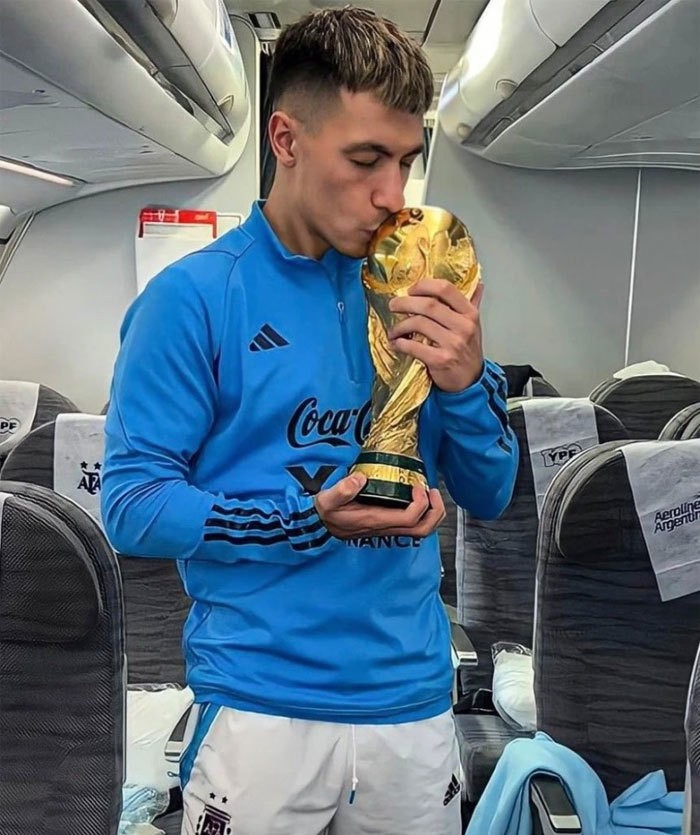 Hãy thưởng thức ảnh Messi hôn Cup World Cup, thêm điểm nhấn đầy cảm xúc cho chức vô địch đầy kỉ niệm này.