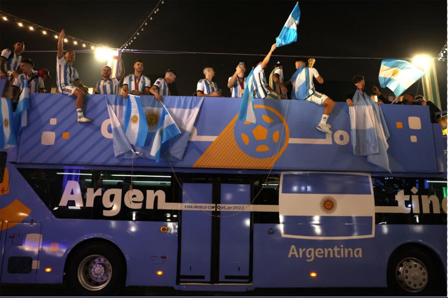 Trước đó, các tuyển thủ Argentina diễu hành trên xe bus mui trần bên ngoài sân Lusail ngay sau chiến thắng.