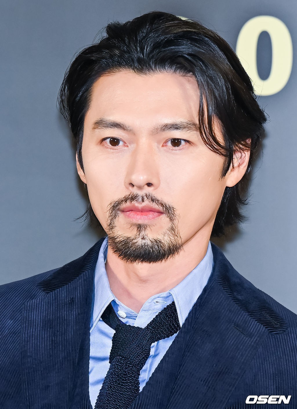 Hyun Bin xuất hiện với diện mạo của đặc vụ NIS trong phim mới 'The Point Men'. Anh gầy hơn, tóc dài, râu rậm để phù hợp với vai chính trong tác phẩm, tuy nhiên vẫn giữ được phong độ nam tính.
