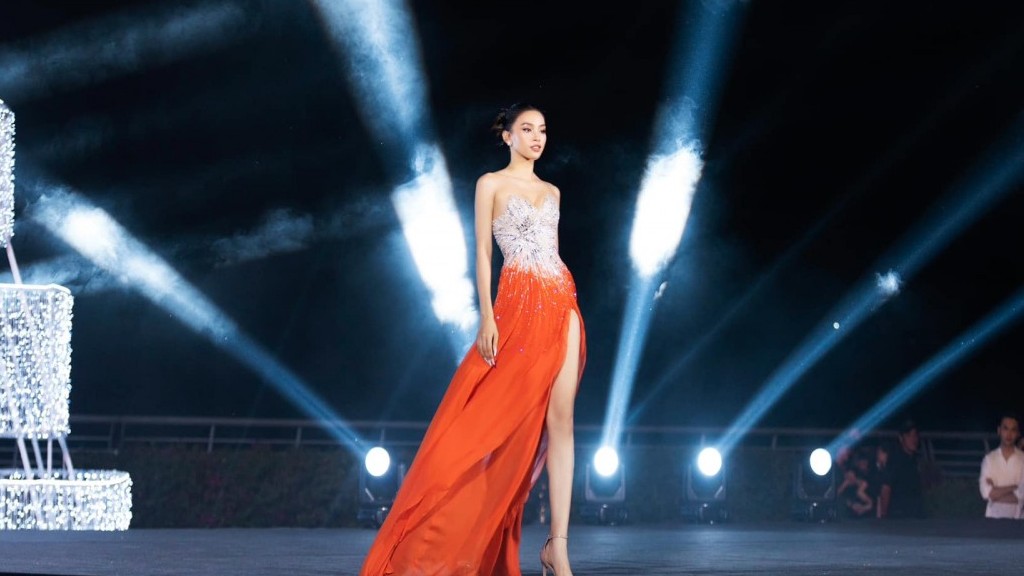 Sao Việt: Hoa hậu Tiểu Vy bốc lửa trên sàn diễn Hoa hậu Việt Nam 2022, Hoa hậu Jennifer Phạm tình tứ bên chồng đại gia