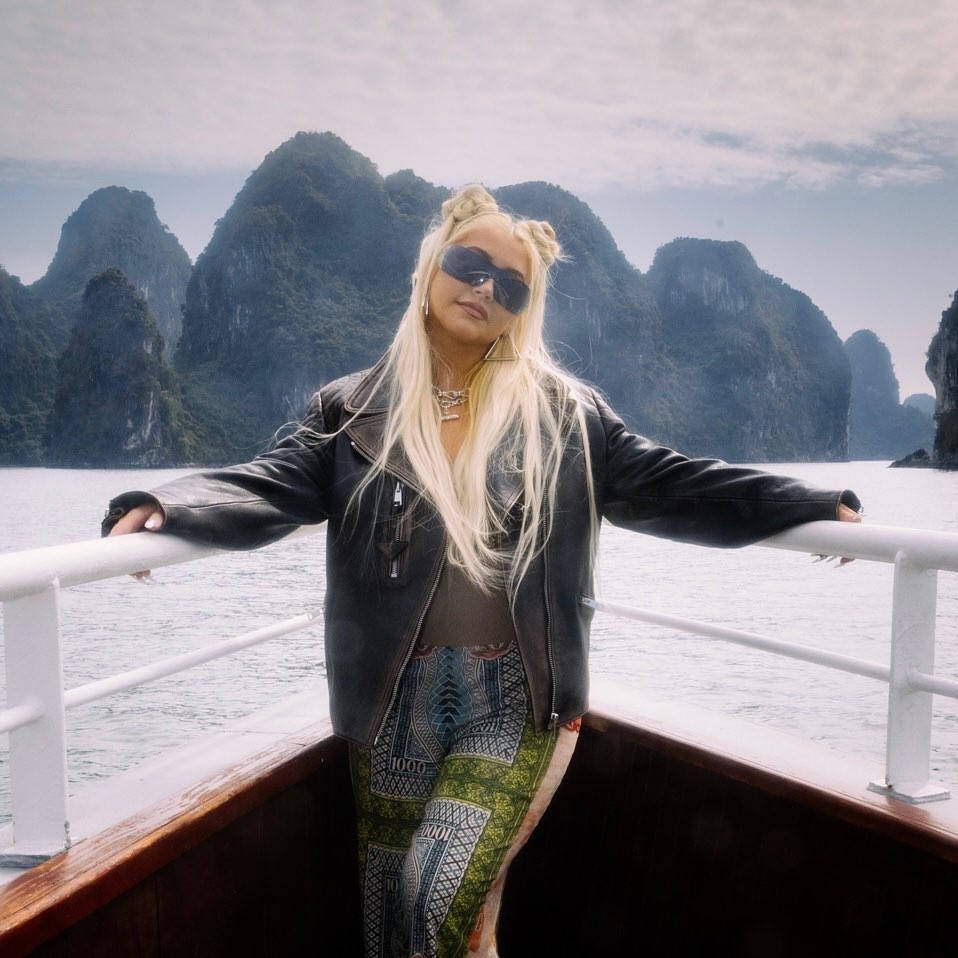 Nữ ca sĩ người Mỹ Christina Aguilera đón tuổi mới trên Vịnh Hạ Long