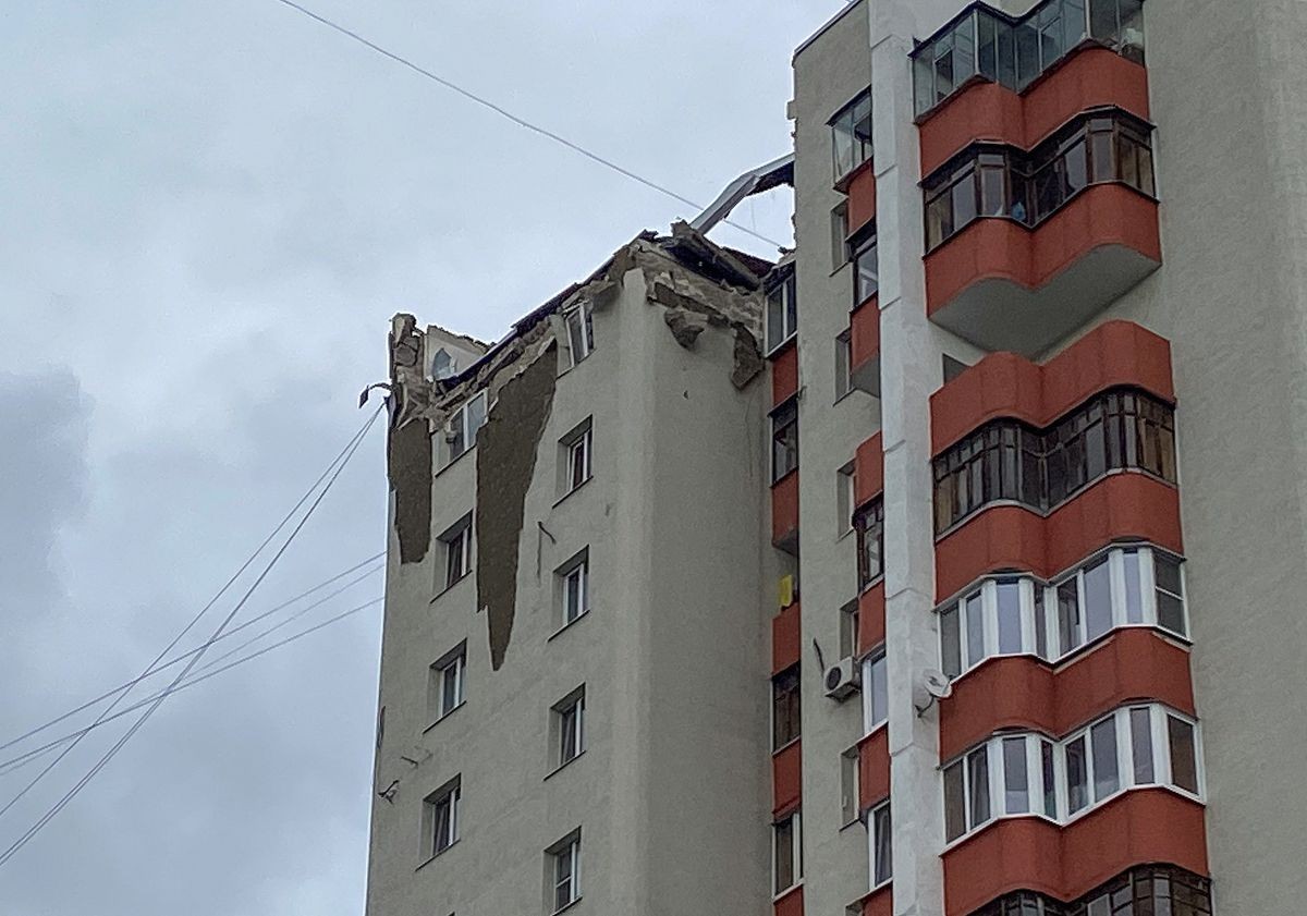 (12.20) Nga cho rằng Ukraine đã chủ động tấn công Belgorod - Ảnh: Một tòa nhà bị hư hại sau khi trúng đạn tại Belgorod hồi tháng 10. (Nguồn: Reuters)