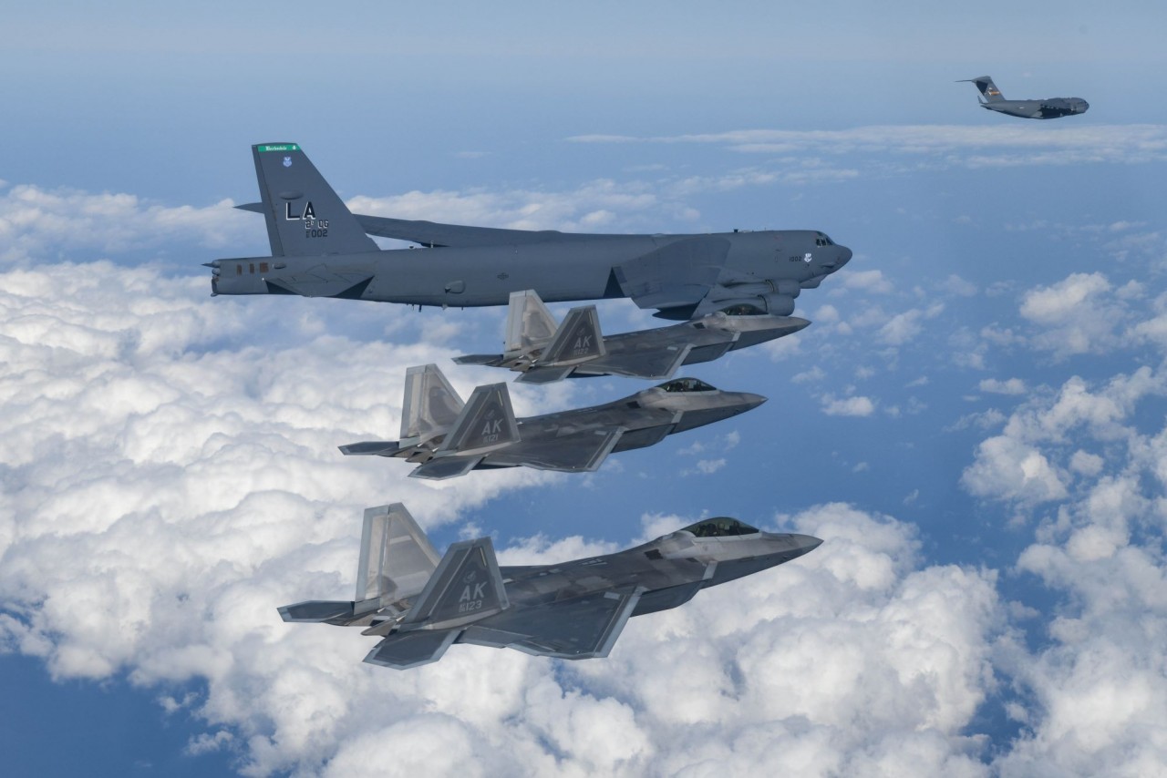 Máy bay ném bom chiến lược B-52 và máy bay chiến đấu tàng hình F-22 và máy bay C-17 tham gia cuộc tập trận phối hợp trên không giữa quân đội Hàn Quốc và Mỹ, ngày 20/12. (Nguồn: Yonhap)