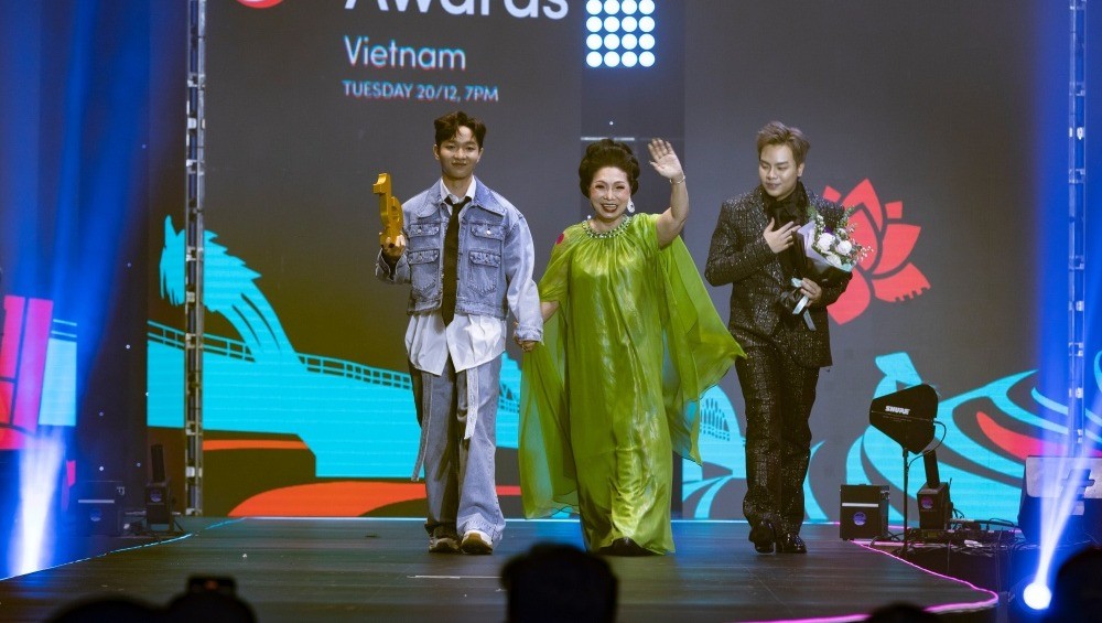Hoa hậu Thùy Tiên, NSND Bạch Tuyết đoạt giải TikTok Awards 2022