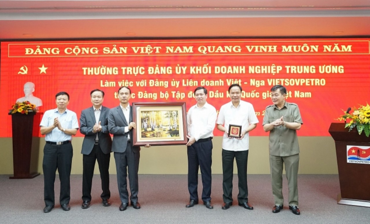 Lãnh đạo Đảng ủy Vietsovpetro tặng quà lưu niệm cho Lãnh đạo Đảng ủy Khối DNTW.