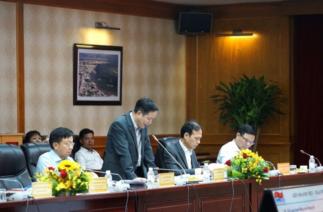 Đồng chí Vũ Mai Khanh - Thừa ủy quyền Tổng giám đốc Vietsovpetro báo cáo trước đoàn công tác.