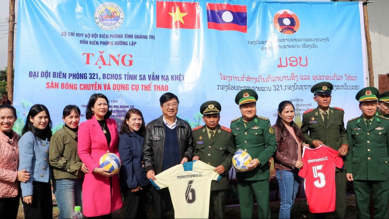 Quảng Trị: Trao tặng chiến sĩ và học sinh Lào phương tiện tập luyện thể dục thể thao