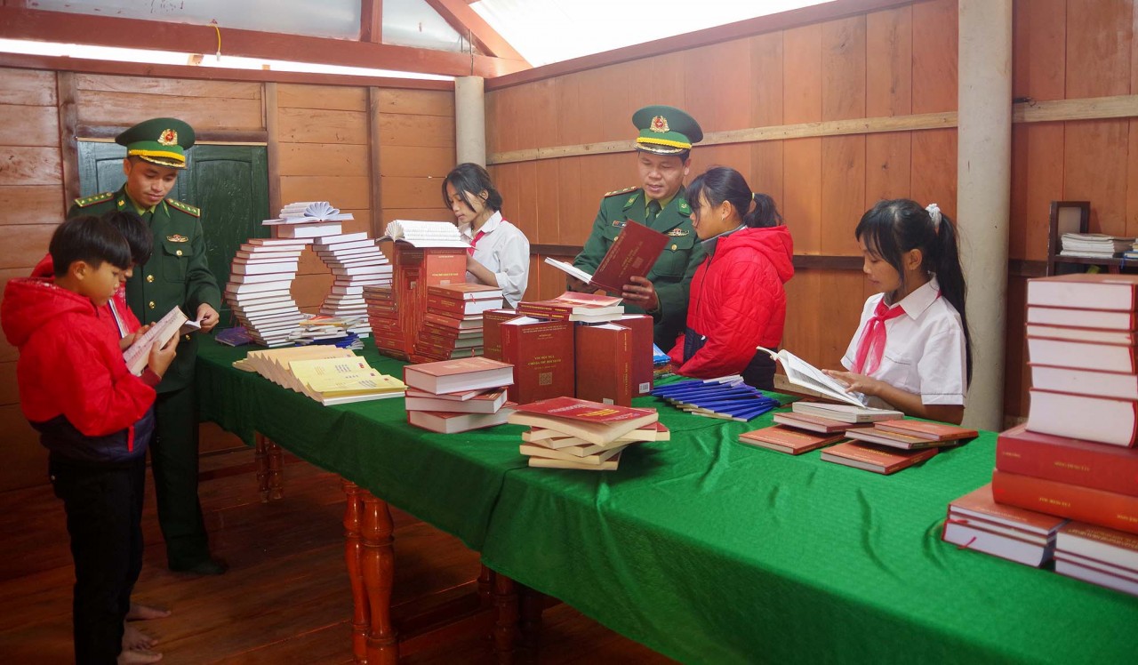 Quảng Trị: Trao tặng chiến sĩ và học sinh Lào phương tiện tập luyện thể dục thể thao